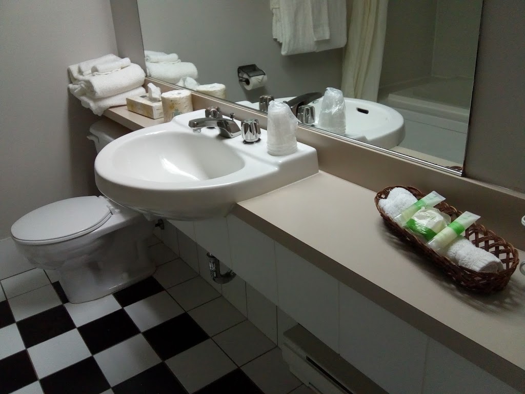 La Camarine | 10947 Boulevard Sainte-Anne, Beaupré, QC G0A 1E0, Canada | Phone: (418) 827-5703