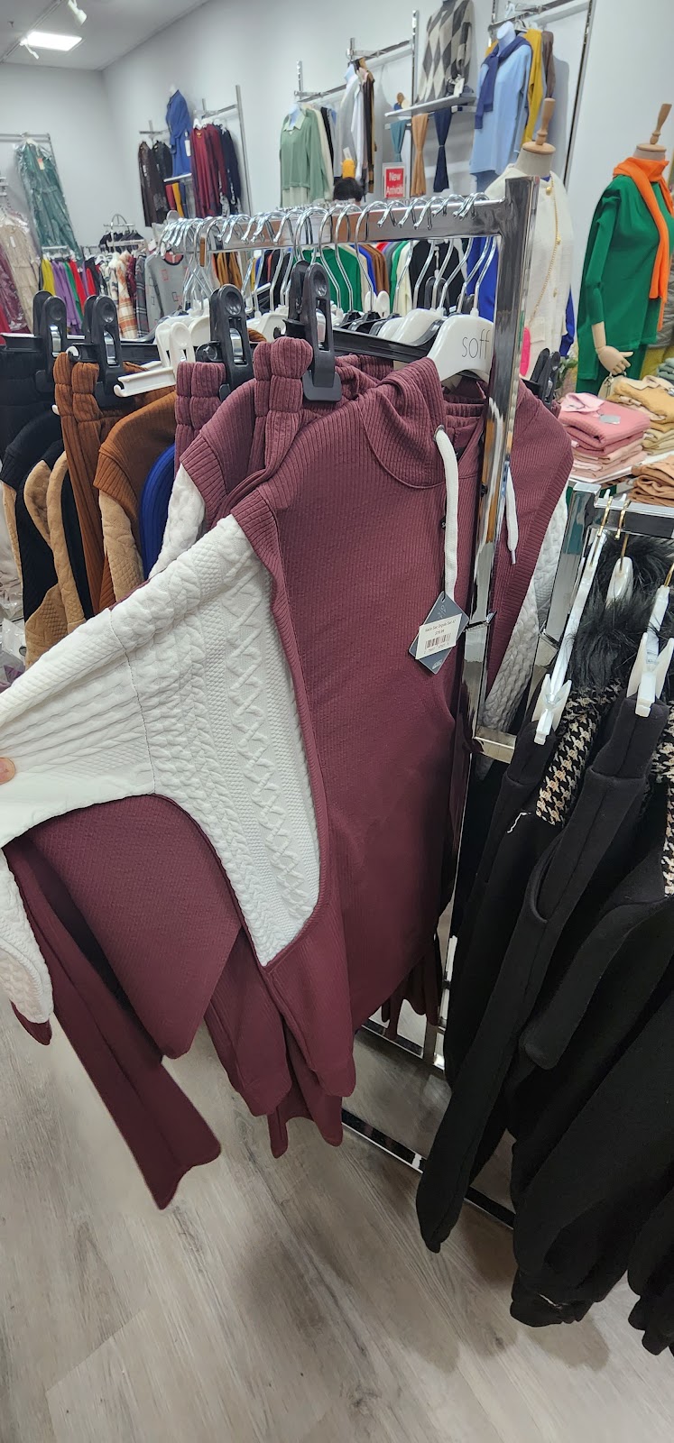 Newins Boutique | 3049 Carling Ave, Ottawa, ON K2B 7K3, Canada | Phone: (514) 659-3025