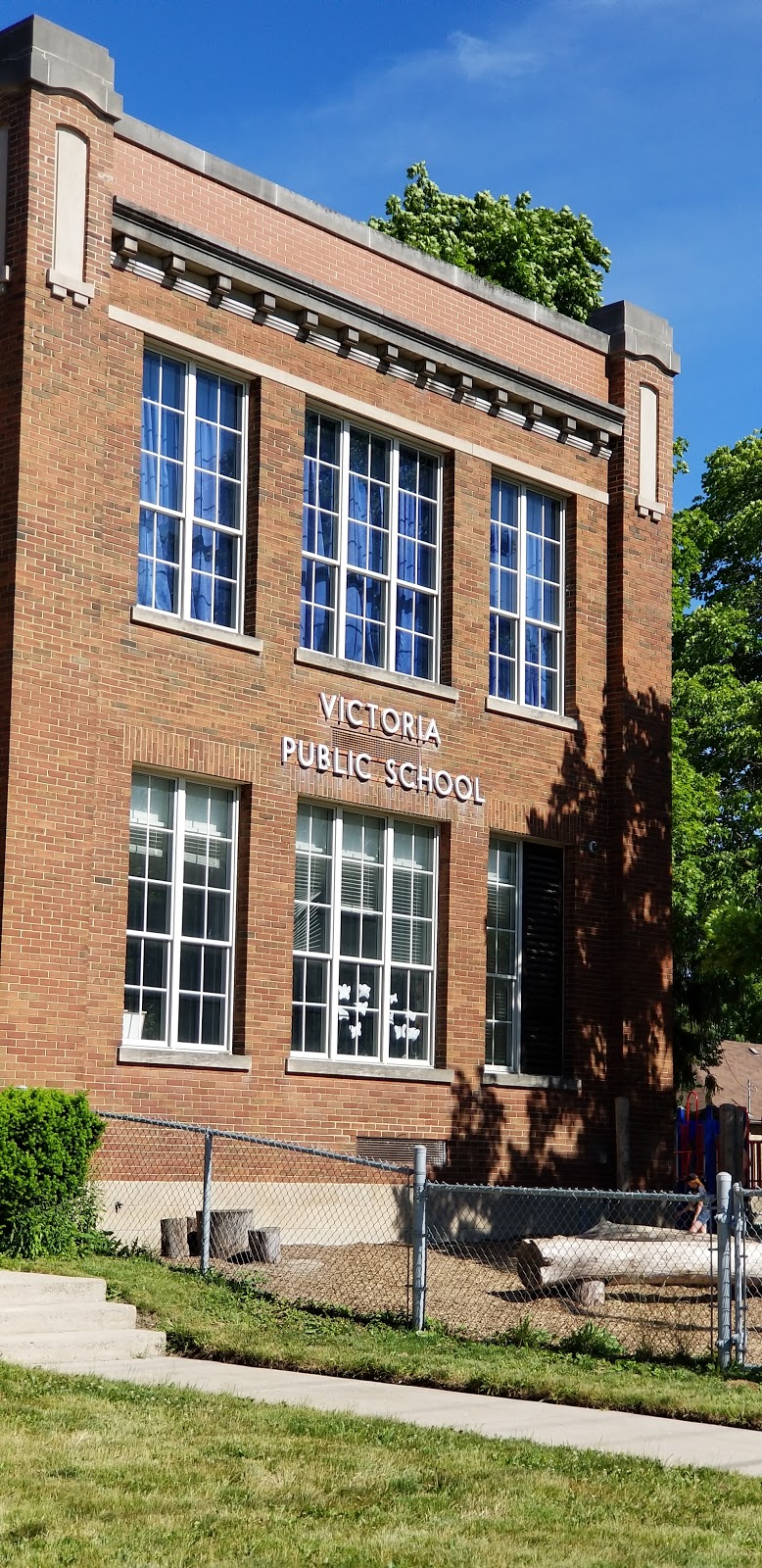 Victoria Public School | 130 Wharncliffe Rd S, London, ON N6J 2K5, Canada | Phone: (519) 452-8640