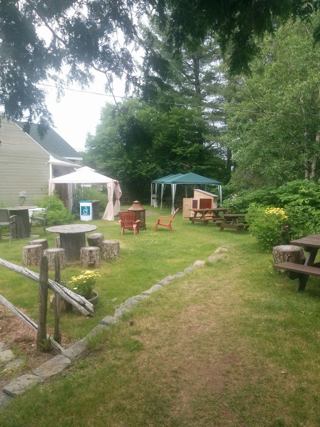 La Petite Charrette | 1999 Chemin du Village, Saint-Adolphe-dHoward, QC J0T 2B0, Canada | Phone: (819) 714-0077