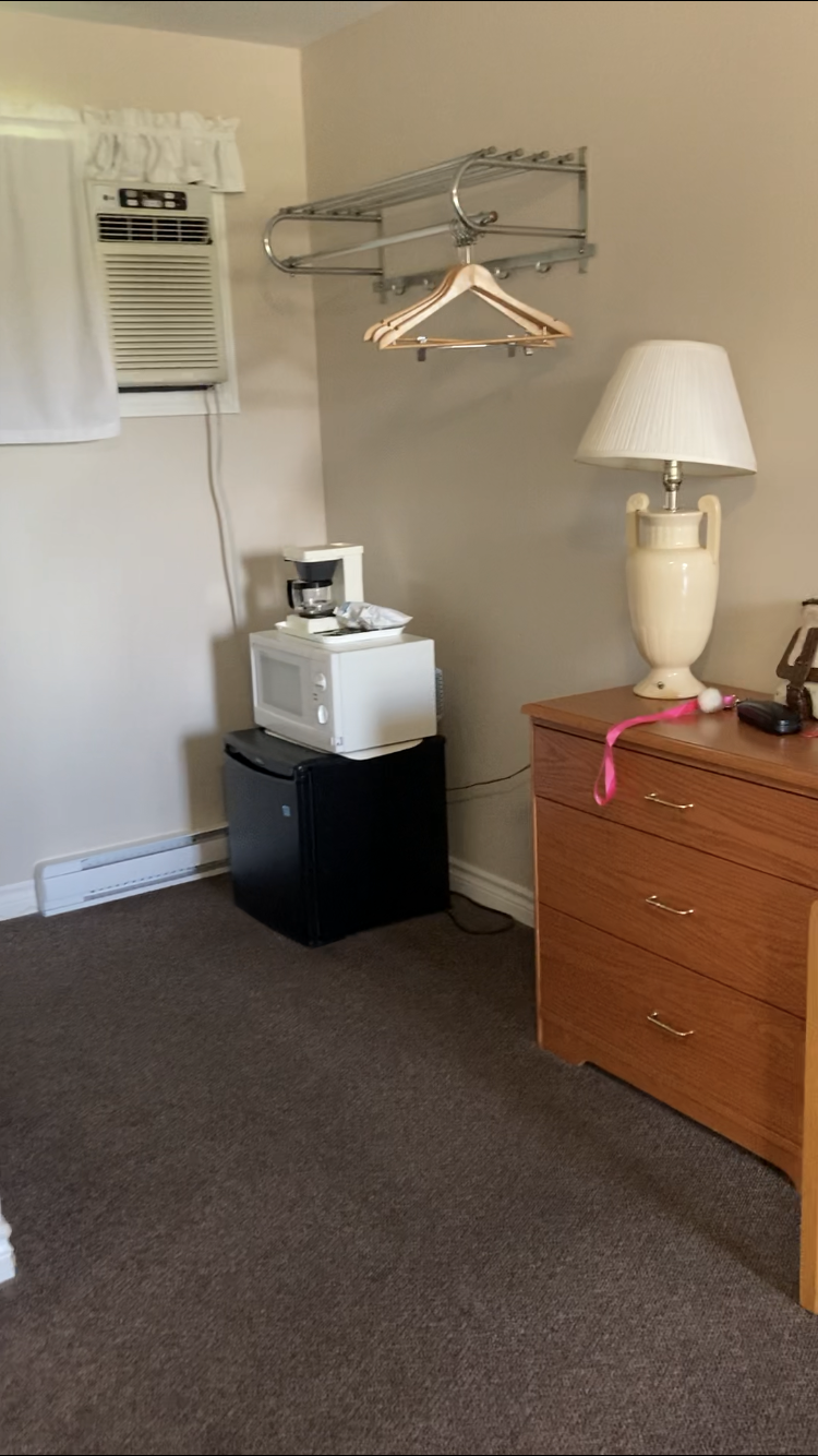 Maple Leaf Inn | 481 Broadway St, Kincardine, ON N2Z 2C2, Canada | Phone: (519) 396-5888