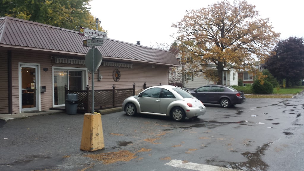 Restaurant Les Cousines Enr | 512 Rue Sainte Élisabeth, Saint-Hugues, QC J0H 1N0, Canada | Phone: (450) 794-2525
