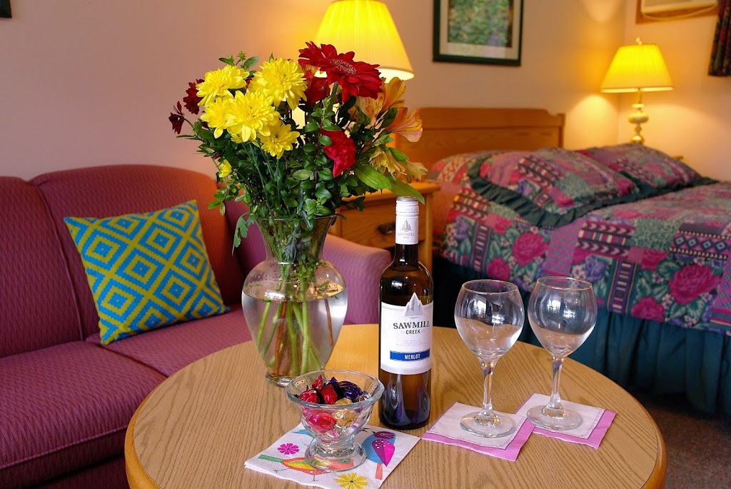 Colonial 900 Motel | 900 Old Hope Princeton Way, Hope, BC V0X 1L0, Canada | Phone: (604) 869-5223