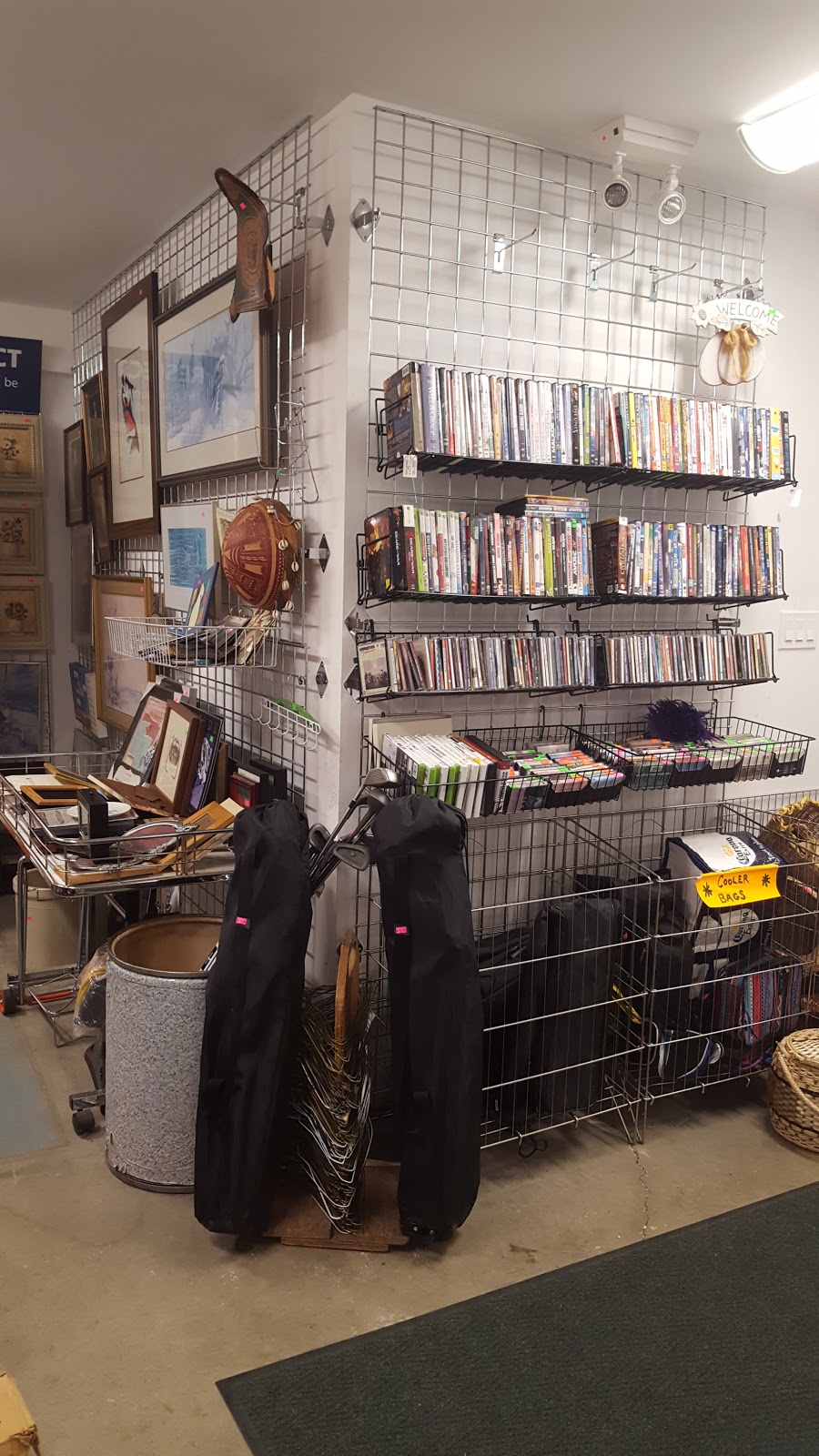 St Vincent de Paul Thrift Store | 6761 Kirkpatrick Crescent, Saanichton, BC V8M 1Z8, Canada