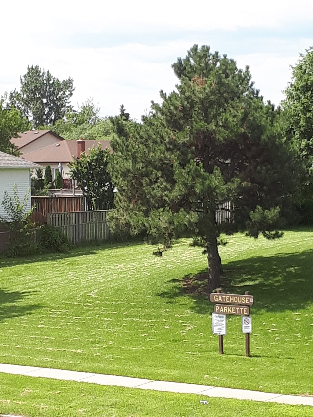 Gatehouse parkette | 22 Turnberry Crescent, Courtice, ON L1E 1A5, Canada