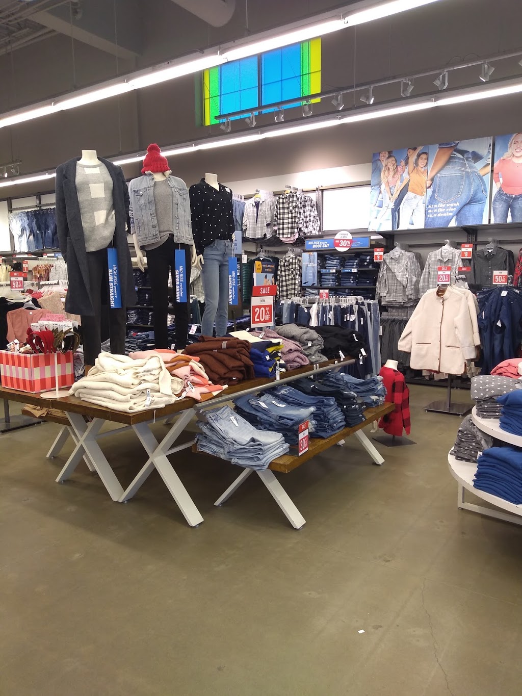 Old Navy | 860 Main St, West Vancouver, BC V7T 2Z3, Canada | Phone: (604) 921-8808
