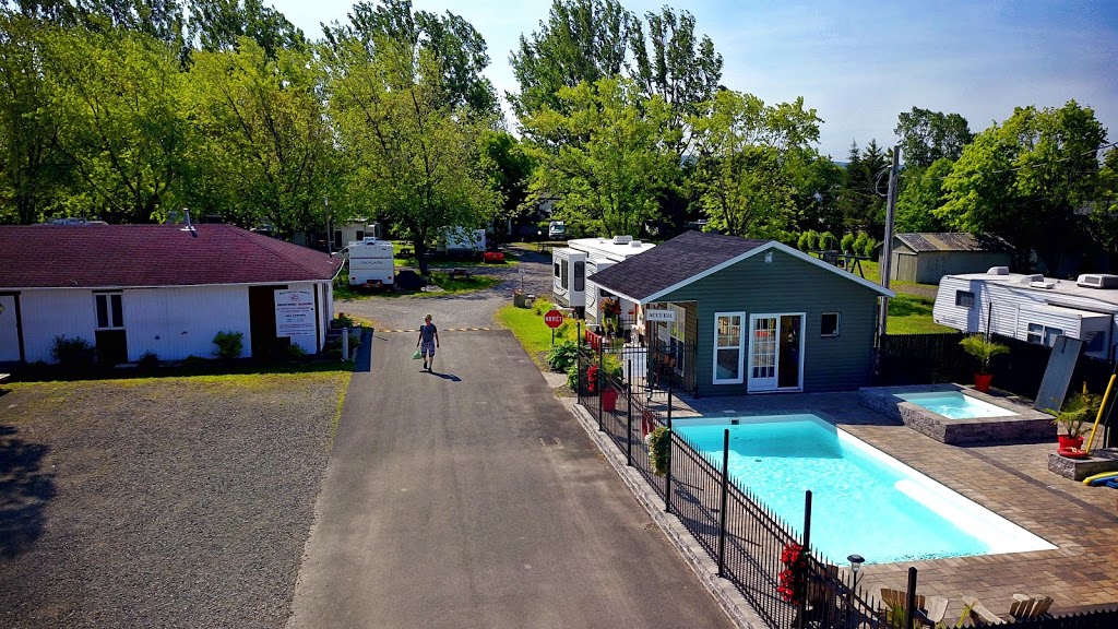 Camping Au Bonnet Rouge | 76 Avenue de Gaspé E, Saint-Jean-Port-Joli, QC G0R 3G0, Canada | Phone: (418) 598-1919