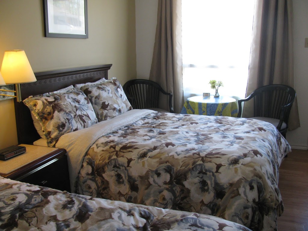 Motel de lOutlet | 82 Rue de Hatley, Magog, QC J1X 3G4, Canada | Phone: (819) 847-2609