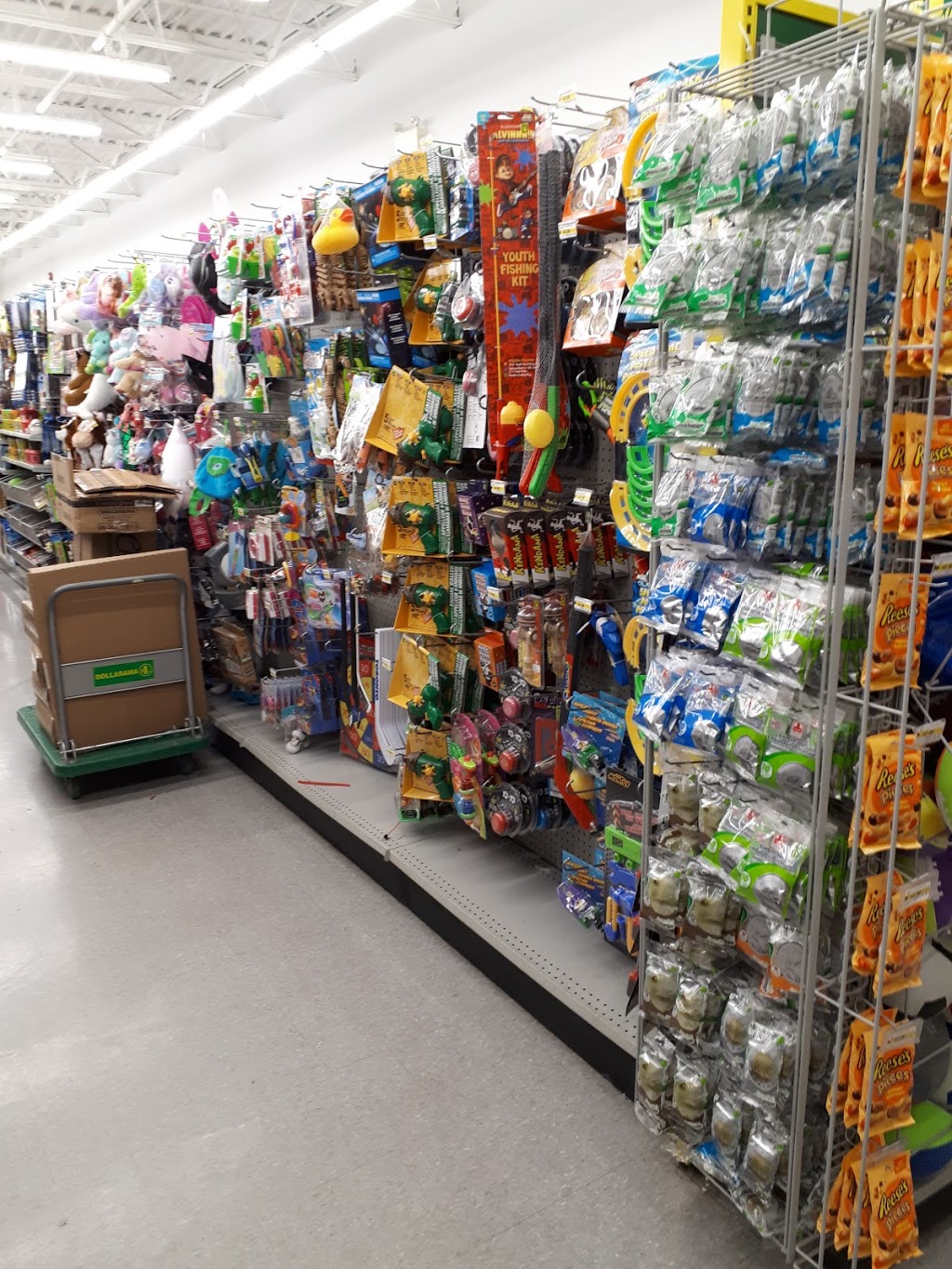 Dollarama | Mountain Plaza Mall, 661 Upper James St, Hamilton, ON L9C 5R8, Canada | Phone: (905) 383-1804