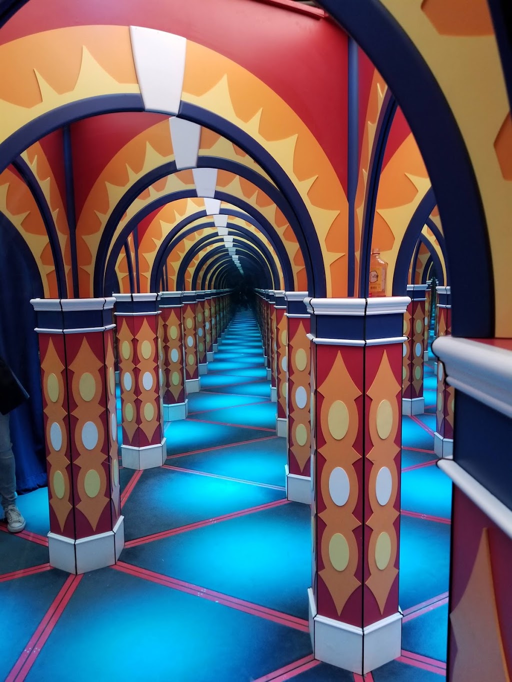 Big Top Amazing Mirror & Laser Maze 4943 Clifton Hill, Niagara Falls