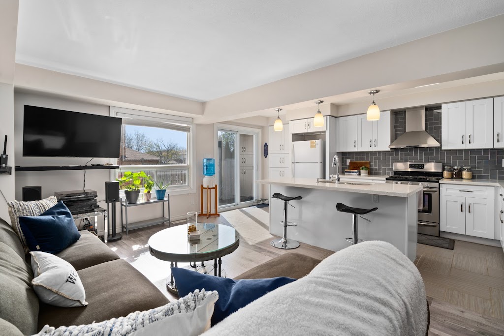 Innisfil Real Estate Agent - Carrie Noonan, RE/MAX | 2095 Thompson St, Innisfil, ON L9S 1T1, Canada | Phone: (705) 706-7890