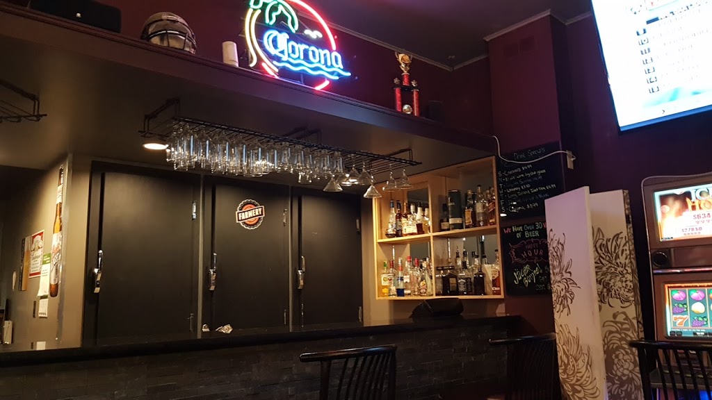 ROXYS DINER & LOUNGE | 40 Hwy 3, Oak Bluff, MB R0G 1N0, Canada | Phone: (204) 897-7850