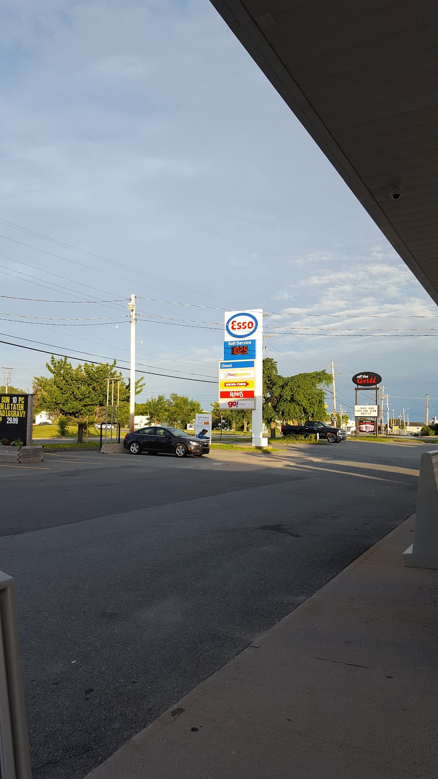 Esso | 390 Pleasant St, Dartmouth, NS B2Y 3S5, Canada | Phone: (902) 461-2715
