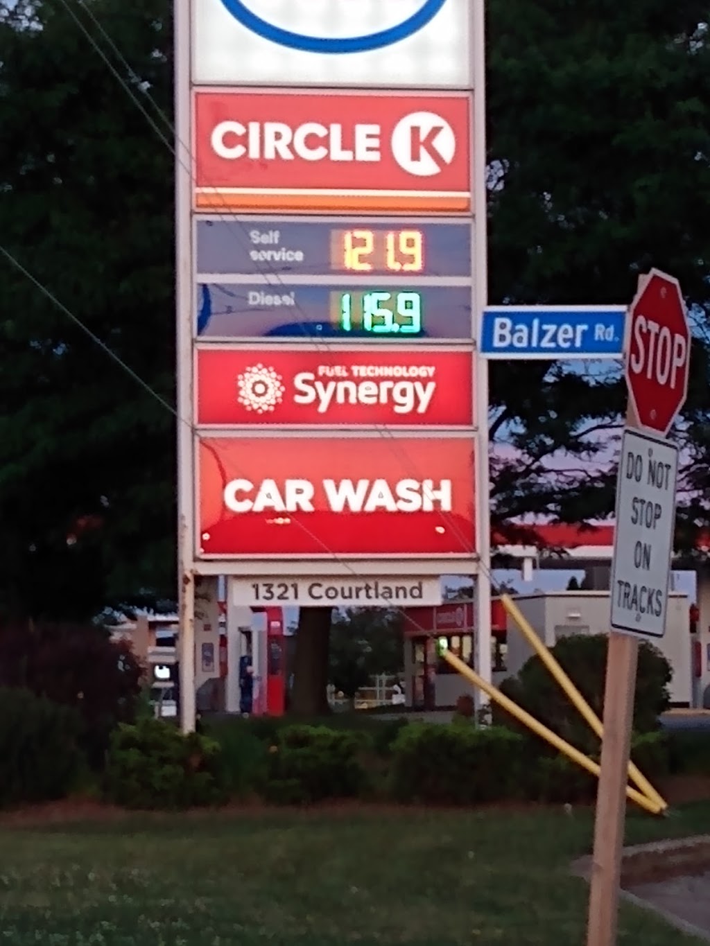 ESSO CIRCLE K | 1321 Courtland Ave E, Kitchener, ON N2C 1K8, Canada | Phone: (519) 894-9910