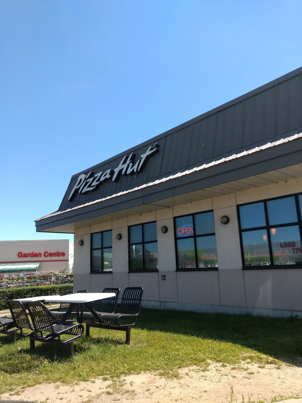 Pizza Hut | 107 Lombard St, Smiths Falls, ON K7A 5B8, Canada | Phone: (613) 284-1010