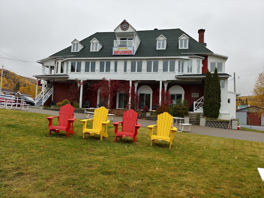 Motel La Gentilhommière | 275 Rue St Laurent, Saint-Siméon, QC G0T 1X0, Canada | Phone: (418) 638-2302