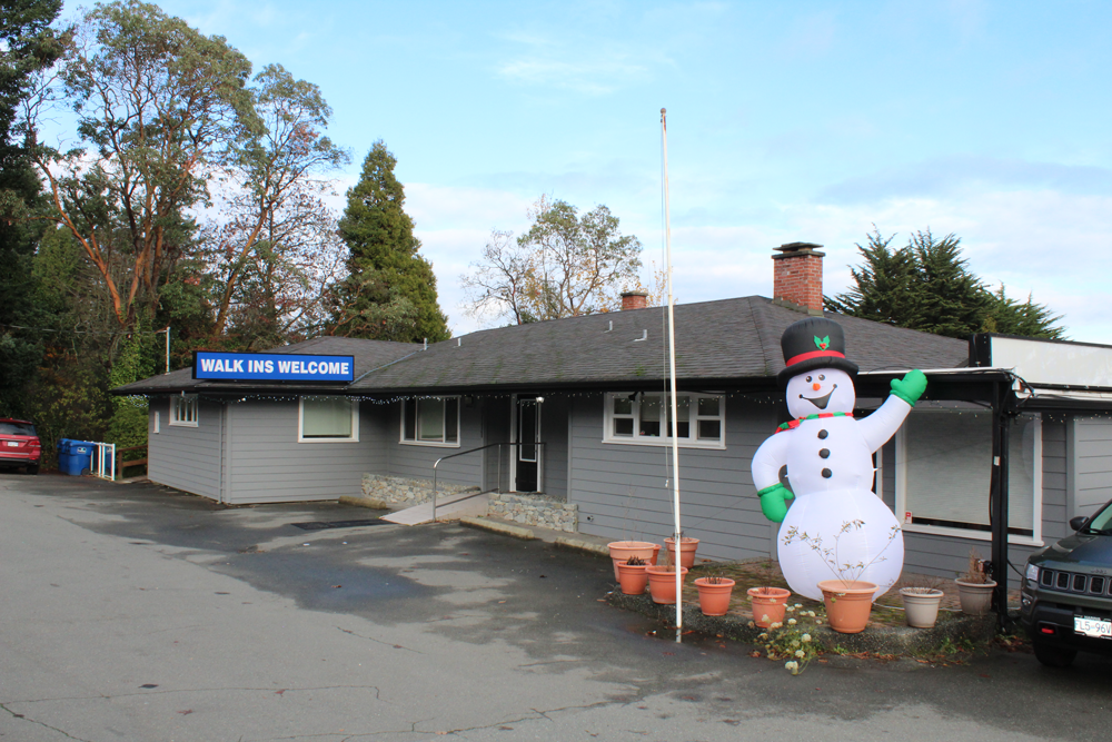 Bakerview Dental Centre | 6111 Patricia Bay Hwy, Victoria, BC V8Y 1T5, Canada | Phone: (250) 652-2222