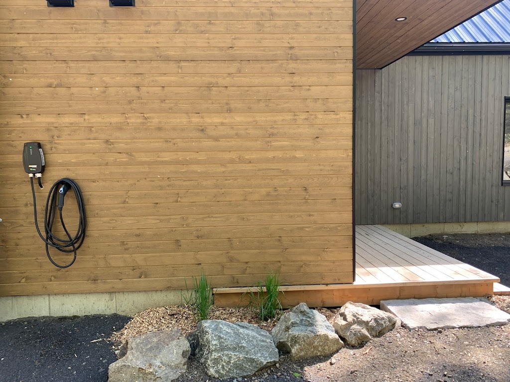 Alfred Chalet | Chalet Locatif | 37 Chem. Alfred-Pellan, Petite-Rivière-Saint-François, QC G0A 2L0, Canada | Phone: (514) 210-3542