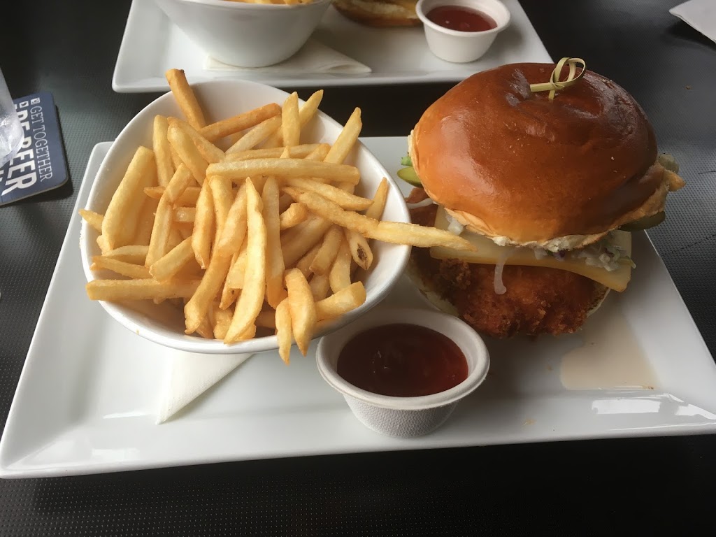 Crazy Raven Bar and Grill | 6000 Cypress Bowl Rd, Bowen Island, BC V0N 1G0, Canada | Phone: (604) 926-5612