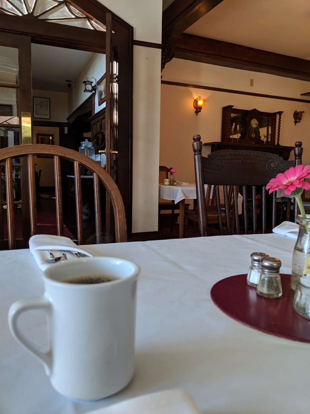 Oak Bay Guest House | 1052 Newport Ave, Victoria, BC V8S 5E3, Canada | Phone: (250) 598-3812