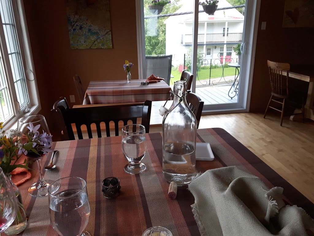 Haut Bois Dormant | 33 Rue Principale O, Notre-Dame-des-Bois, QC J0B 2E0, Canada | Phone: (819) 888-2854