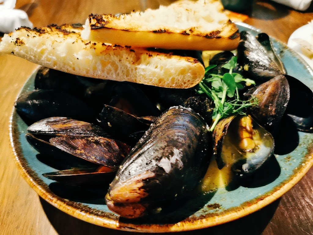 The Oar Restaurant | 530 Muskoka Rd N, Gravenhurst, ON P1P 1G3, Canada | Phone: (705) 687-8618