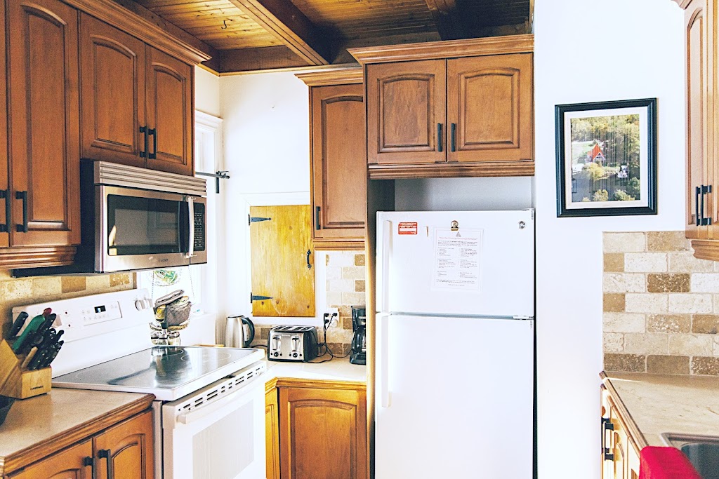 A Red Frame | 137 Fell Station Dr, Fenelon Falls, ON K0M 1N0, Canada | Phone: (905) 924-3211