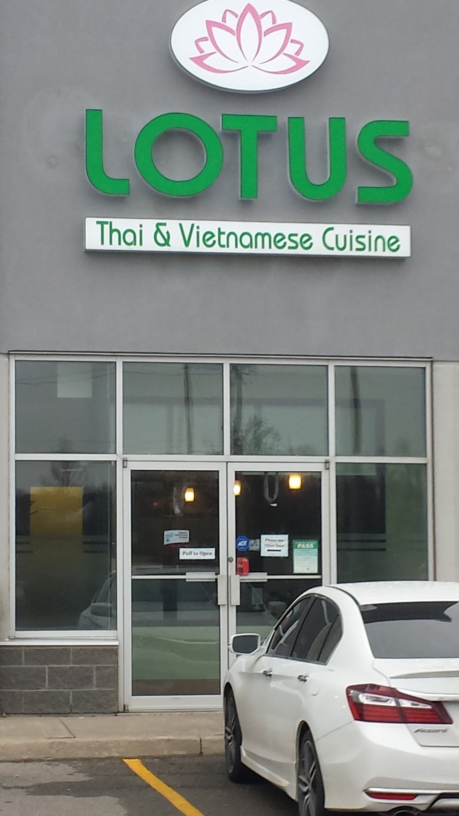 Lotus Thai & Vietnamese Cuisine | 280 Mud St W, Stoney Creek, ON L8J 3Z6, Canada | Phone: (905) 561-1888