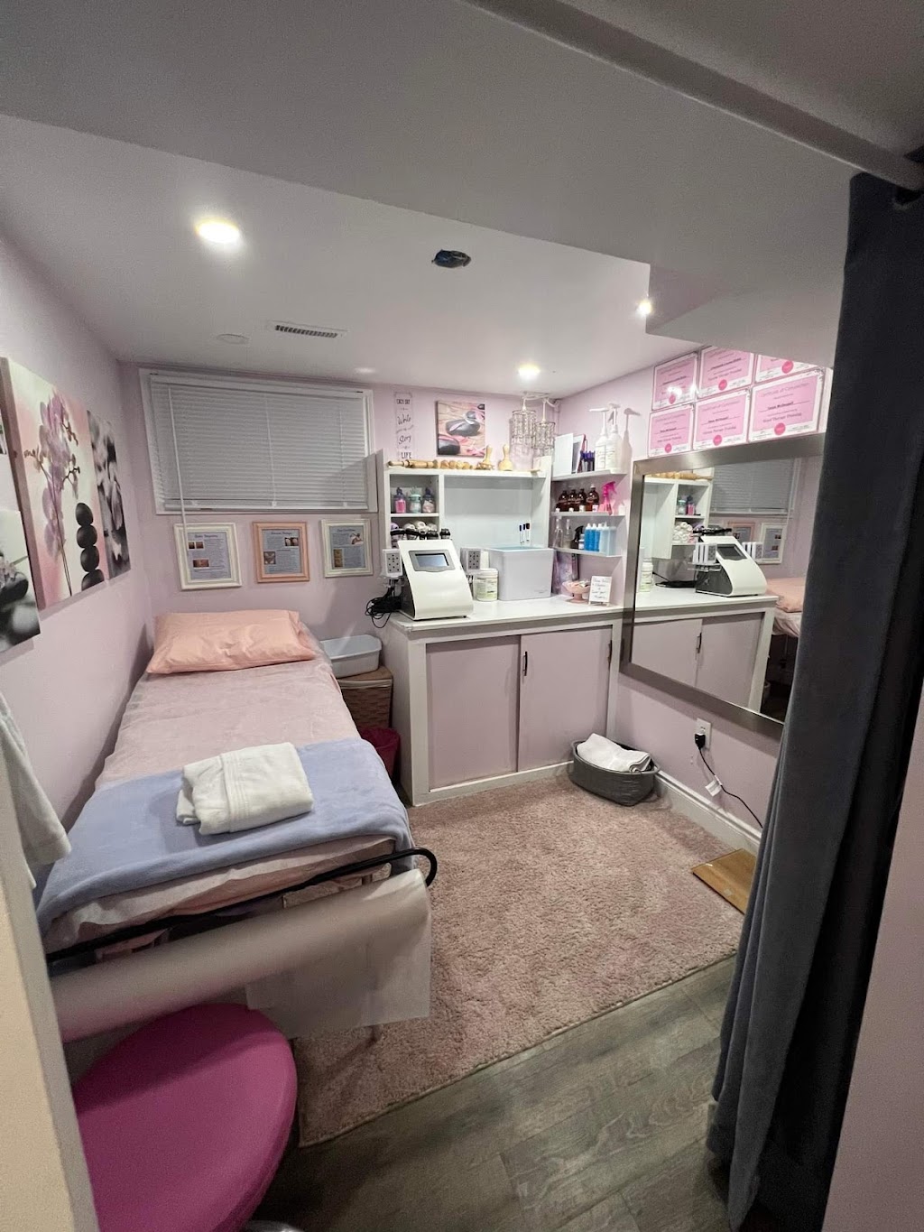 Pink Chair Beauty Bar | 36 Argyle Rd, Barrie, ON L4N 6P7, Canada | Phone: (705) 391-7465