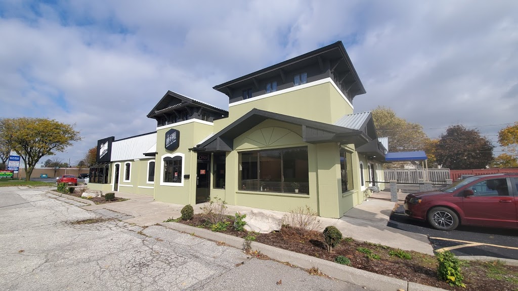 LA Bar & Grill | 3560 Walker Rd, Windsor, ON N8W 3S4, Canada | Phone: (519) 966-0692
