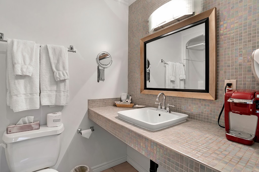 The Waters Edge Inn | 149 Queen St, Campbellford, ON K0L 1L0, Canada | Phone: (705) 653-4470