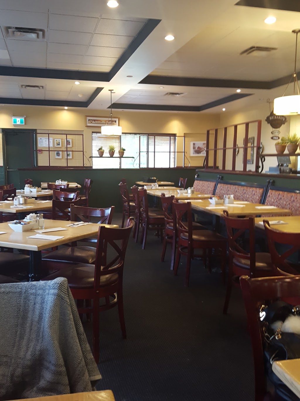 Hudson Inn Auberge and Eggspectation | 100 QC-201, Rigaud, QC J0P 1P0, Canada | Phone: (450) 458-1000