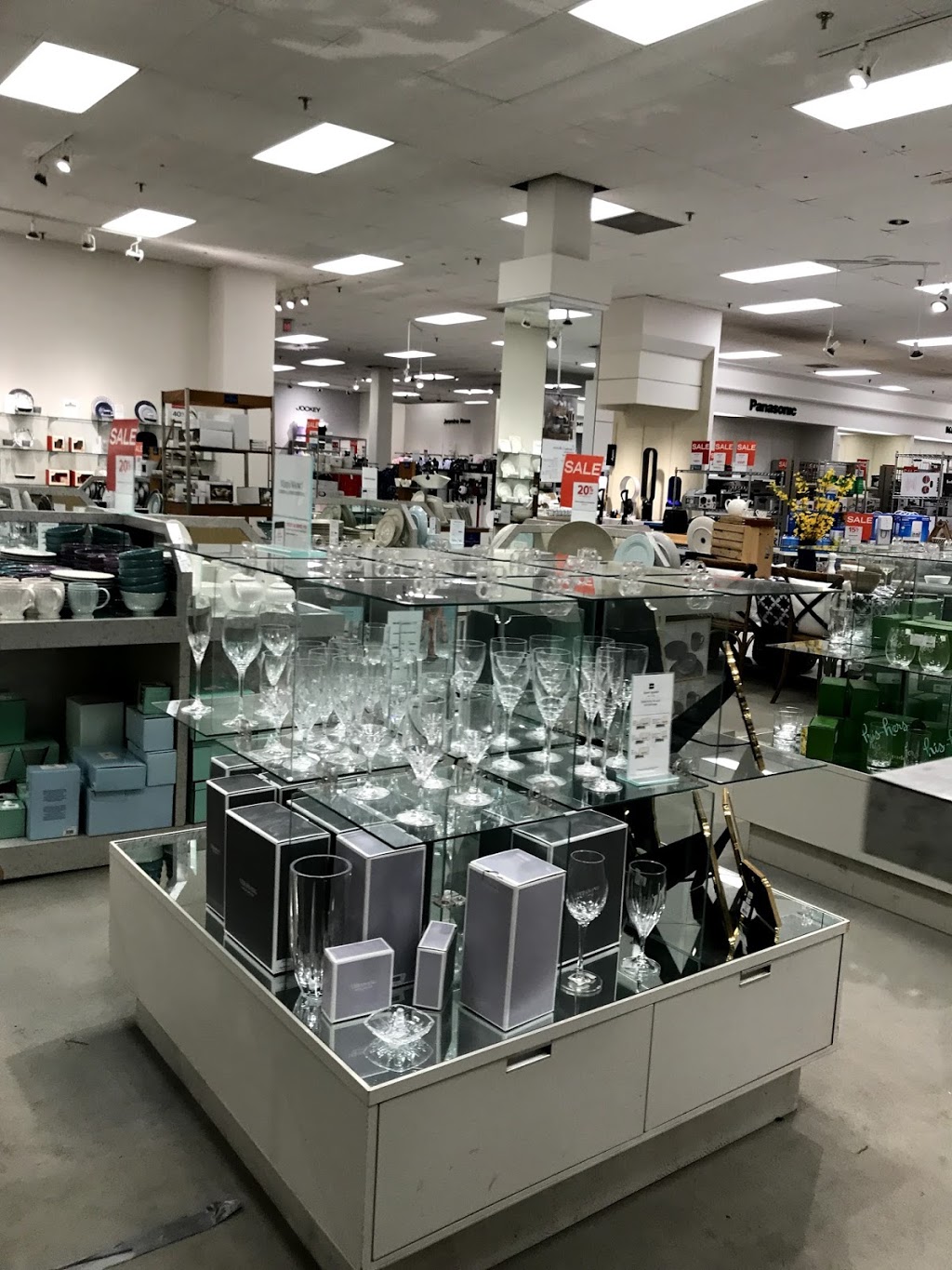 Hudsons Bay | 419 King St W, Oshawa, ON L1J 4X3, Canada | Phone: (905) 571-1211
