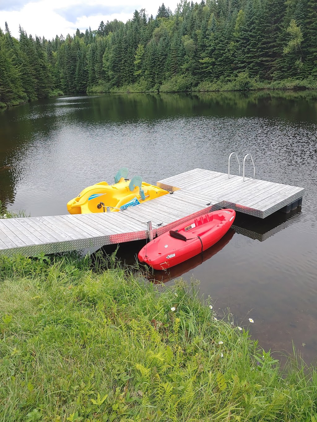 Chalet rustique avec lac privé | 529 Rte de Saint-Achillée, Château-Richer, QC G0A 1N0, Canada | Phone: (418) 956-3882