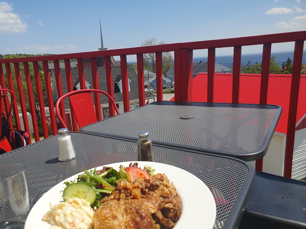 Le Bateau | 246 Rue des Forgerons, Tadoussac, QC G0T 2A0, Canada | Phone: (418) 235-4427