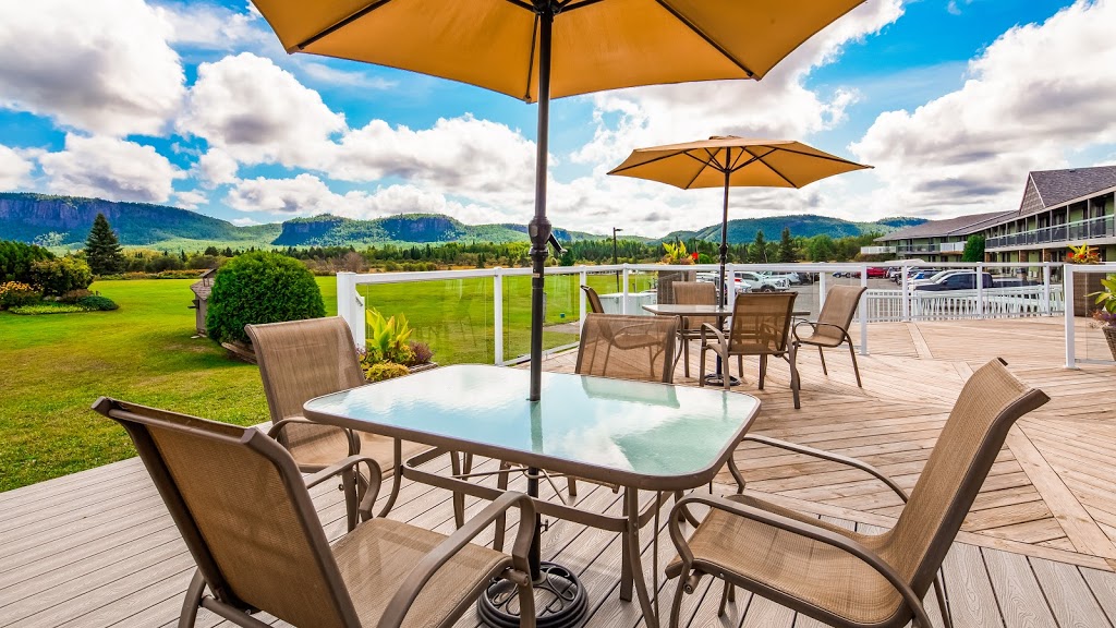 Cliffhanger Restaurant & Bar | 2080 Hwy 61, Thunder Bay, ON P7J 1E9, Canada | Phone: (807) 473-2452