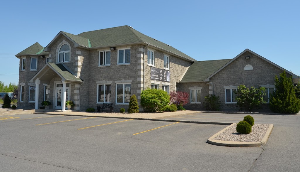 Bay Street Salon & Spa | 170 Bay St, Embrun, ON K0A 1W1, Canada | Phone: (613) 443-7700