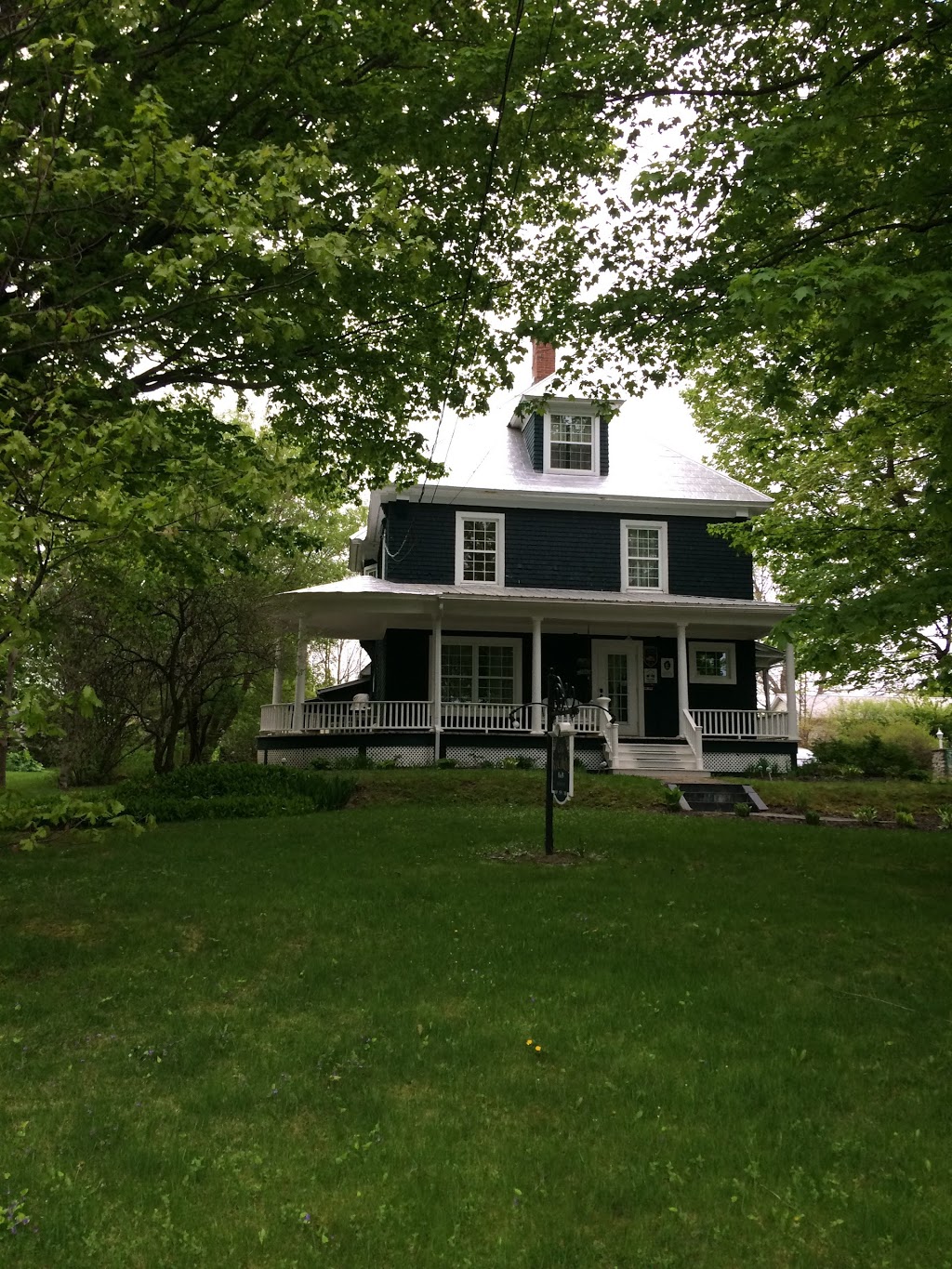 Gite McCallum | 216 Rue du Carmel, Danville, QC J0A 1A0, Canada | Phone: (819) 839-1118