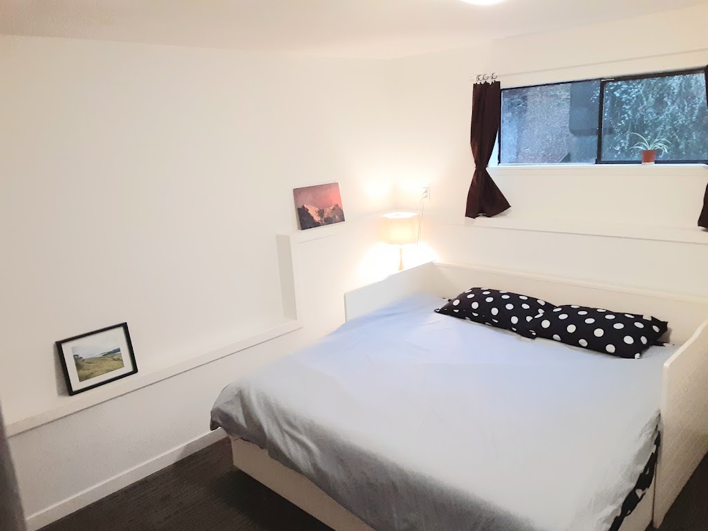 B&B Green House | 775 Marine Dr, Gibsons, BC V0N 1V1, Canada | Phone: (236) 688-9800