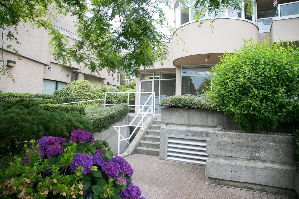 Dundarave Dental - Dr. Tina Dhillon | 2461 Bellevue Ave, West Vancouver, BC V7V 1E1, Canada | Phone: (604) 922-0144