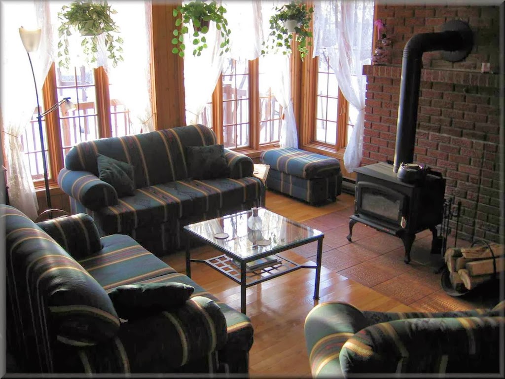Le Roupillon | 141 Rue du Parc, Tadoussac, QC G0T 2A0, Canada | Phone: (418) 235-4353