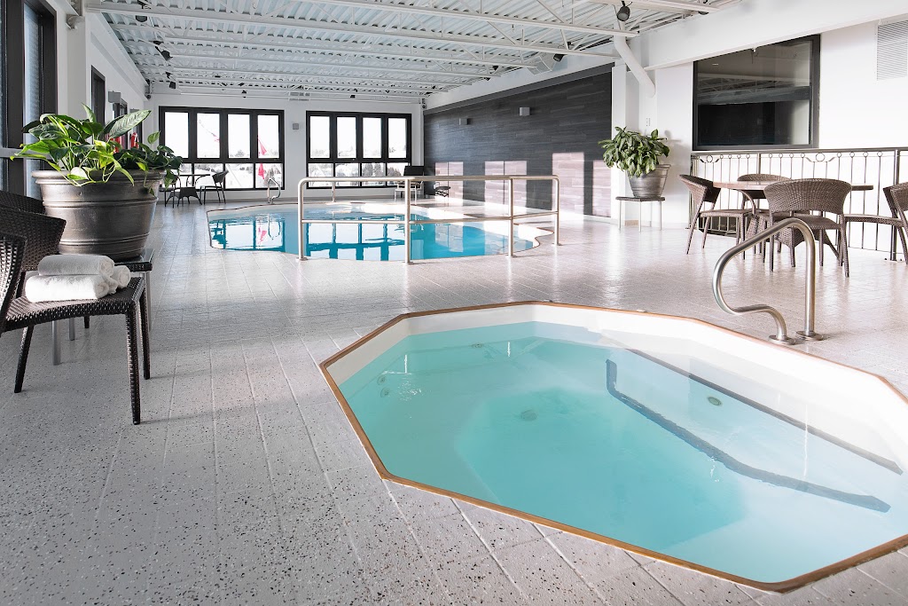 Hotel Universel | 1000 Bd des Cascades, Alma, QC G8B 3G4, Canada | Phone: (418) 668-5261