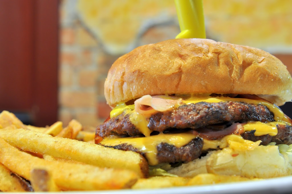 Bubis Awesome Eats | 620 University Ave W, Windsor, ON N9A 5R5, Canada | Phone: (519) 252-2001