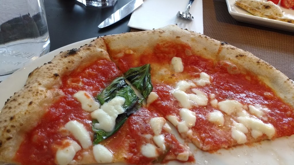 Viva Napoli Pizzeria | 679 Mt Pleasant Rd, Toronto, ON M4S 2N2, Canada | Phone: (647) 344-8482