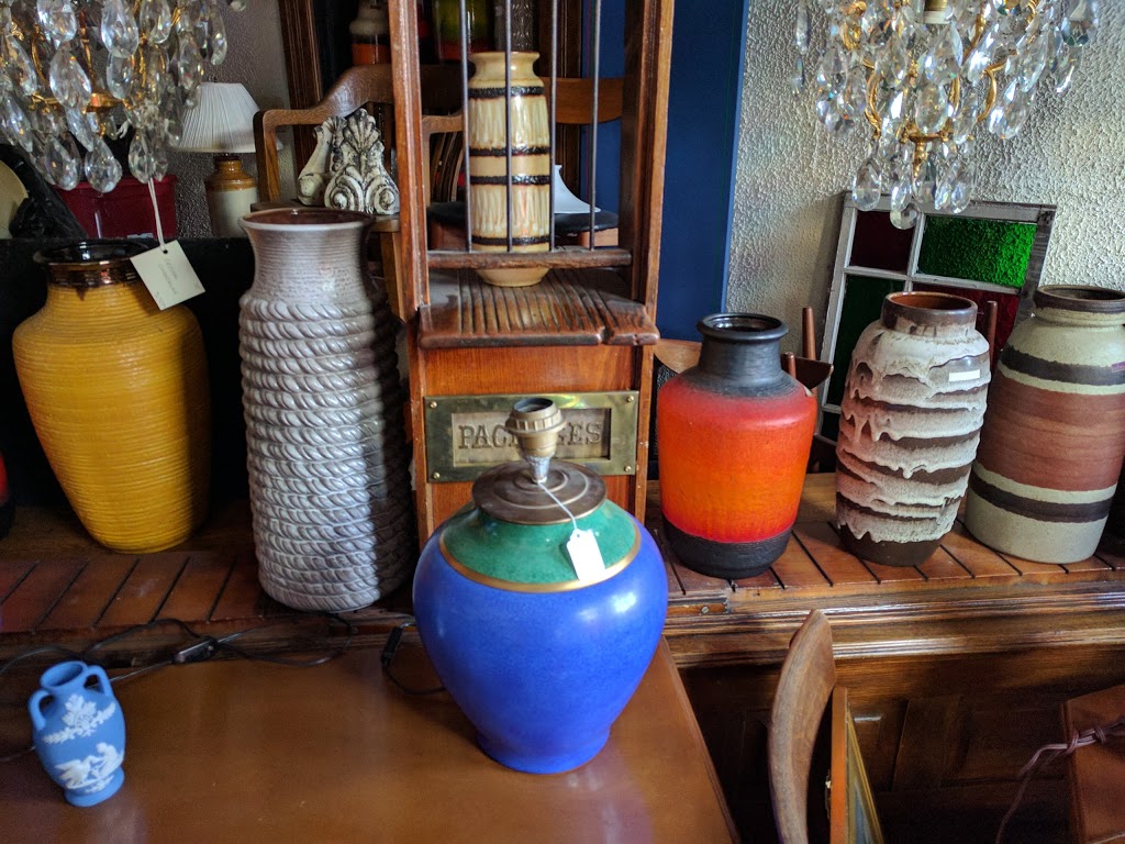 Jonnys Antiques | 10 William Shakespeare St, Shakespeare, ON N0B 2P0, Canada | Phone: (519) 625-8307