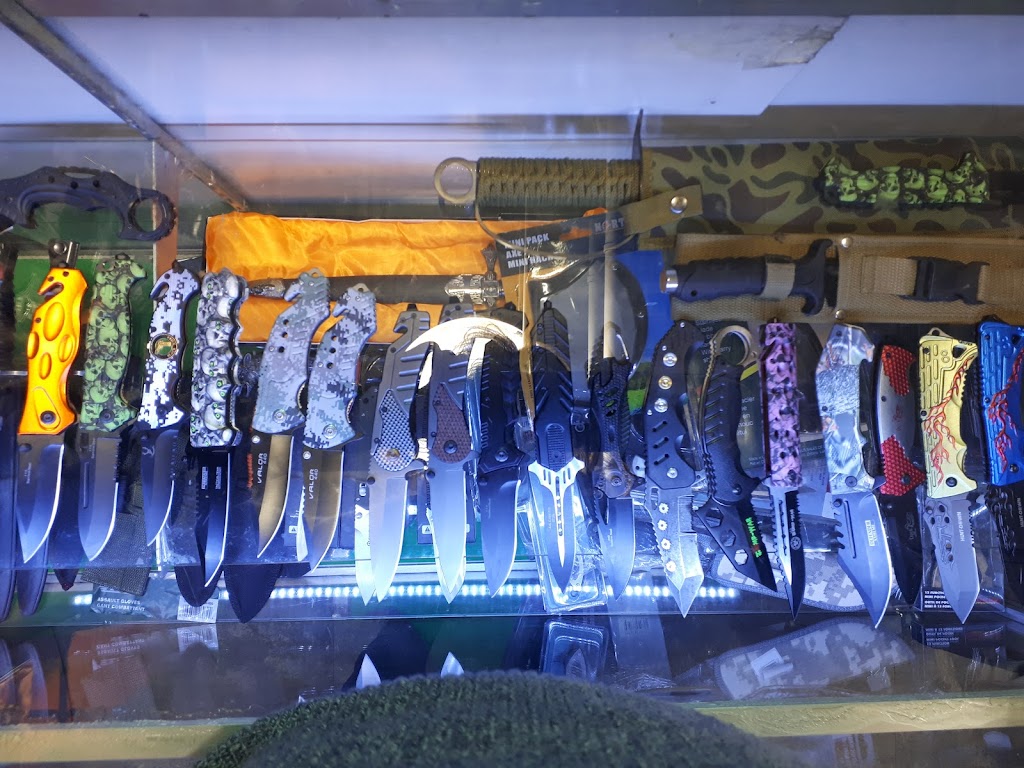 Boutique Élite (Headrush armée Rock)Surplus d Armée Élite | Dans centre commercial, 200 Bd DAnjou, Châteauguay, QC J6K 1C5, Canada | Phone: (514) 777-8262