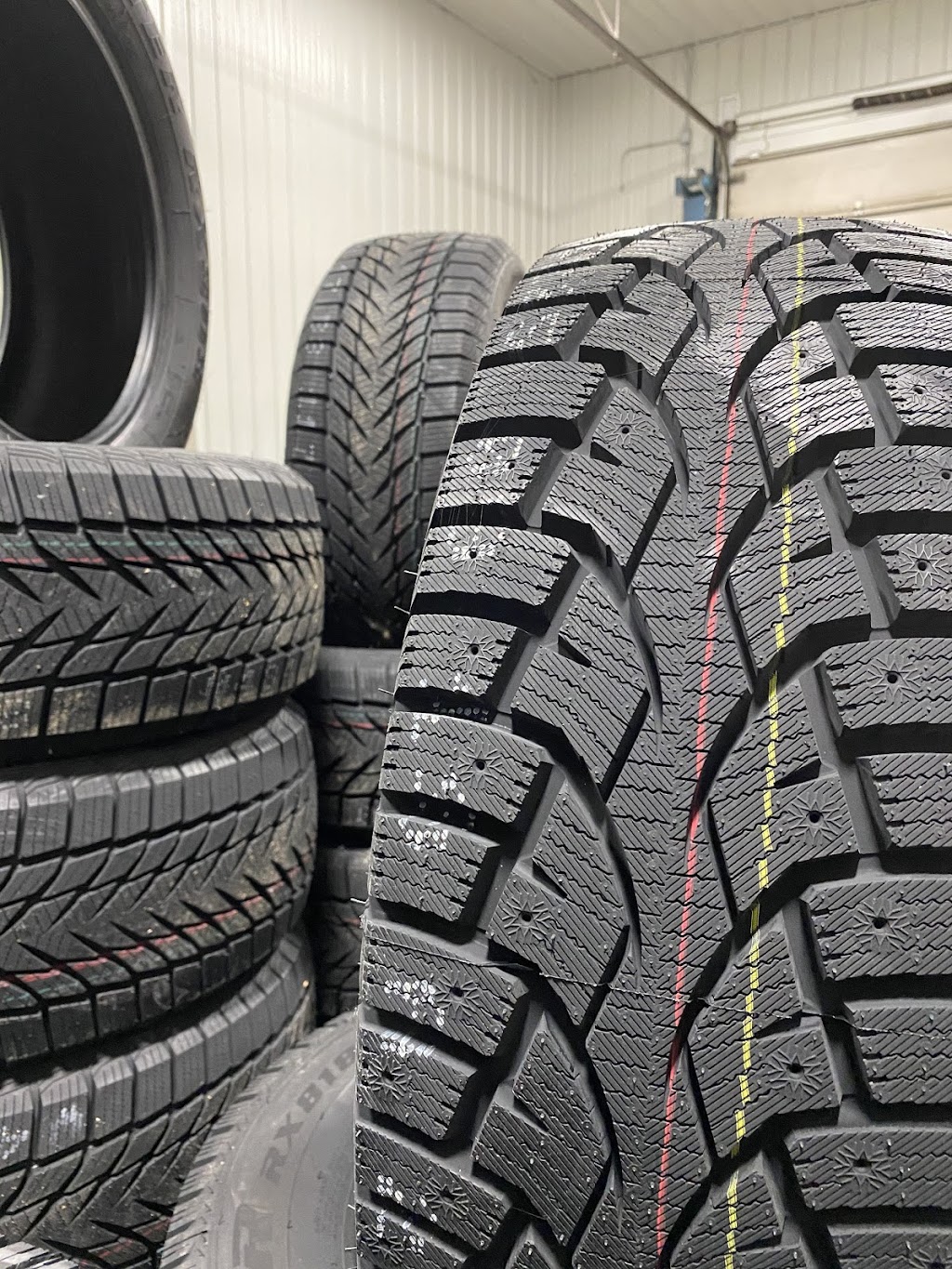 Pneu Bleu (Blue Tire) | 1556 Rue Jean-Lachaîne, Sainte-Catherine, QC J5C 1C2, Canada | Phone: (438) 926-3086