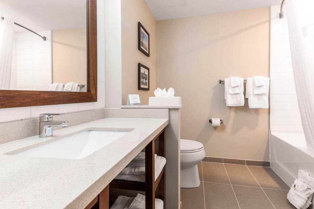Comfort Inn & Suites | 5 Spicer Square, Bowmanville, ON L1C 5M2, Canada | Phone: (905) 623-6781