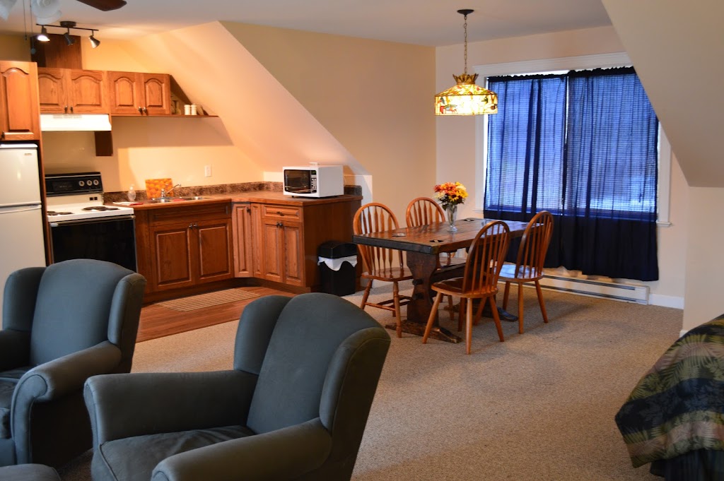 Two Eagles Lodge | 6409 Island Hwy S, Union Bay, BC V0R 3B0, Canada | Phone: (250) 335-2342