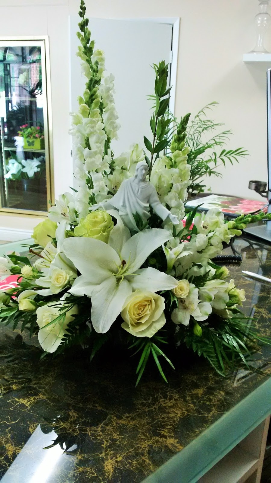 Uniquely Your Decor & Flowers | 1960 Dundas St W #5, Mississauga, ON L5K 2R9, Canada | Phone: (905) 916-6437